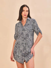 Carregar imagem no visualizador da galeria, Model Front: Uv Line Shirtdress Shirtdress Asas Upf50+