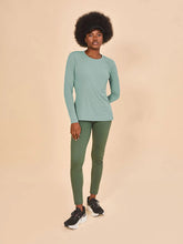 Carregar imagem no visualizador da galeria, Model Front: Uv Line Rash Guard Longsleeve Fem New Fit Verde Agua Upf50+