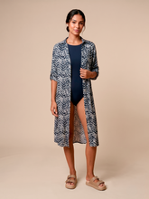 Carregar imagem no visualizador da galeria, Model Front: Uv Line Shirtdress Midi Chemise Tie Dye Blue Upf50+