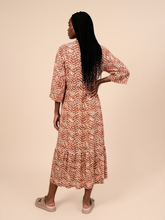Carregar imagem no visualizador da galeria, Model Back: Uv Line Shirtdress Long Shirtdress Tie Dye Pitanga Upf50+