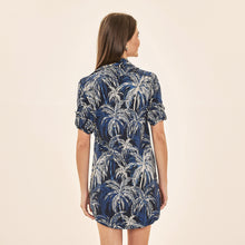 Carregar imagem no visualizador da galeria, Model Back: Uv Line Shirtdress Shirtdress Coqueiros Marinho Upf50+