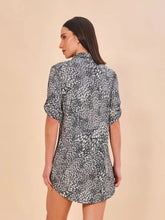 Carregar imagem no visualizador da galeria, Model Back: Uv Line Shirtdress Shirtdress Asas Upf50+