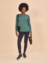 Carregar imagem no visualizador da galeria, Model Front: Uv Line Rash Guard Longsleeve Fem New Fit Textura Verde Jade Upf50+