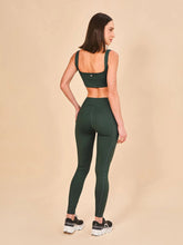 Carregar imagem no visualizador da galeria, Model Back: Uv Line Fitness Bottom Legging Fit Aspen Green Cactus Upf50+