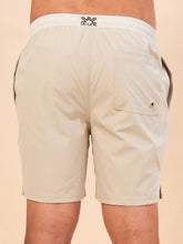 Carregar imagem no visualizador da galeria, Model Back: Uv Line Short For Men / Bermuda Shorts Acqua Boxer Areia Upf50+