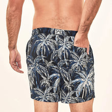 Carregar imagem no visualizador da galeria, Model Back: Uv Line Swim Shorts Short Acqua Coqueiros Marinho Upf50+
