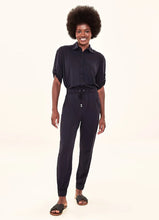 Carregar imagem no visualizador da galeria, Model Front: Uv Line Beach Trousers Pants Fem Basic Black Upf50+