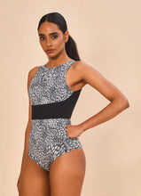 Carregar imagem no visualizador da galeria, Model Front: Uv Line One-Piece Swimsuit Verena Asas Upf50+