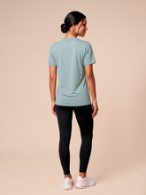 Carregar imagem no visualizador da galeria, Model Back: Uv Line Beach Top T-Shirt Uvpro Fem Green Water Upf50+