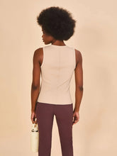 Carregar imagem no visualizador da galeria, Model Back: Uv Line Fitness Top Regata Fem Ribbed Sand Upf50+