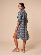 Carregar imagem no visualizador da galeria, Model Back: Uv Line Shirtdress Midi Chemise Tie Dye Blue Upf50+