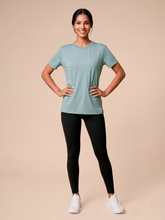 Carregar imagem no visualizador da galeria, Model Front: Uv Line Beach Top T-Shirt Uvpro Fem Green Water Upf50+
