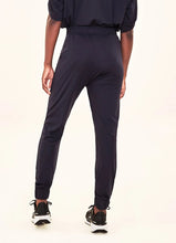 Carregar imagem no visualizador da galeria, Model Back: Uv Line Beach Trousers Pants Fem Basic Black Upf50+