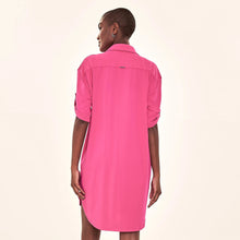 Carregar imagem no visualizador da galeria, Model Back: Uv Line Shirtdress Shirtdress Copenhagen Cherry Hot Pink Upf50+
