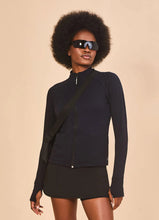 Carregar imagem no visualizador da galeria, Model Front: Uv Line Rash Guard Jacket Fem New Fit Black Upf50+