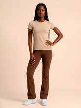 Carregar imagem no visualizador da galeria, Model Front: Uv Line Rash Guard T-Shirt Fem New Fit Fem Sand Upf50+