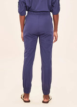 Carregar imagem no visualizador da galeria, Model Back: Uv Line Beach Trousers Pants Fem Basic Navy Blue Upf50+