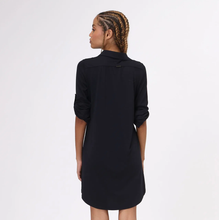 Carregar imagem no visualizador da galeria, Model Back: Uv Line Shirtdress Shirtdress Copenhagen Fem Black Upf50+
