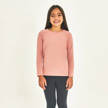 Carregar imagem no visualizador da galeria, Model Front: Uv Line Rash Guard Longsleeve Uprpo Inf Rose Upf50+