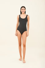 Carregar imagem no visualizador da galeria, Model Front: Uv Line One-Piece Maio Swim Textura Preto Upf50+