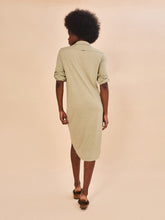 Carregar imagem no visualizador da galeria, Model Back: Uv Line Shirtdress Shirtdress Copenhagen Mescla Areia Upf50+