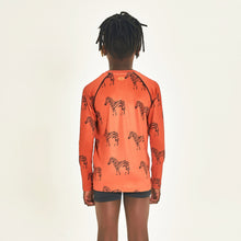 Carregar imagem no visualizador da galeria, Model Back: Uv Line Rash Guard Longsleeve Acqua Zebra Inf Upf50+