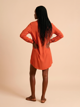 Carregar imagem no visualizador da galeria, Model Back: Uv Line Shirtdress Shirtdress Copenhagen Pitanga Upf50+
