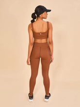 Carregar imagem no visualizador da galeria, Model Back: Uv Line Fitness Bottom Legging Fit Aspen Brown Upf50+