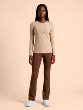 Carregar imagem no visualizador da galeria, Model Front: Uv Line Rash Guard Longsleeve Fem New Fit Sand Upf50+