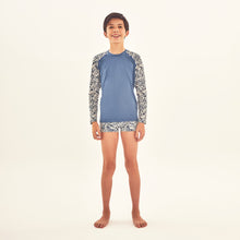 Carregar imagem no visualizador da galeria, Model Front: Uv Line Rash Guard Rash Guard Kids Costela Aco Off White Upf50+