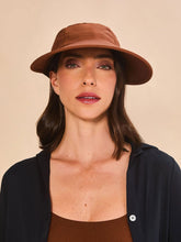 Carregar imagem no visualizador da galeria, Model Front: Uv Line Caps Visor Capri Colors Nac Fem Coniac Upf50+
