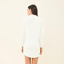 Carregar imagem no visualizador da galeria, Model Back: Uv Line Shirtdress Shirtdress Copenhagen Fem Off White Upf50+

