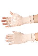 Carregar imagem no visualizador da galeria, Model Front: Uv Line Glove Medium Glove Beige Upf50+

