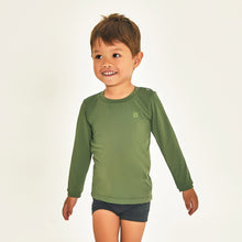 Carregar imagem no visualizador da galeria, Model Front: Uv Line Rash Guard Longsleeve Baby Green Militar Upf50+
