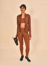 Carregar imagem no visualizador da galeria, Model Front: Uv Line Fitness Bottom Legging Fit Aspen Brown Upf50+
