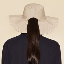Carregar imagem no visualizador da galeria, Model Back: Uv Line Floppy Hat San Diego Areia Kaki Upf50+
