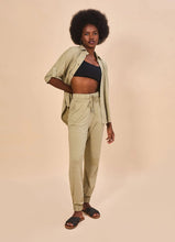 Carregar imagem no visualizador da galeria, Model Front: Uv Line Shirtdress Shirt Copa Sand Upf50+
