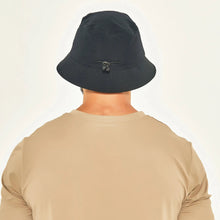 Carregar imagem no visualizador da galeria, Model Back: Uv Line Bucket Hat Hat Toronto Colors Masc Black Upf50+
