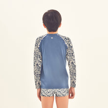 Carregar imagem no visualizador da galeria, Model Back: Uv Line Rash Guard Rash Guard Kids Costela Aco Off White Upf50+
