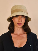 Carregar imagem no visualizador da galeria, Model Front: Uv Line Bucket Hat Cap-Ferrat Linho Upf50+
