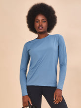 Carregar imagem no visualizador da galeria, Model Front: Uv Line Rash Guard Longsleeve Uvpro Indigo Upf50+
