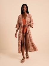 Carregar imagem no visualizador da galeria, Model Front: Uv Line Shirtdress Long Shirtdress Tie Dye Pitanga Upf50+
