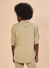 Carregar imagem no visualizador da galeria, Model Back: Uv Line Shirtdress Shirt Copa Sand Upf50+
