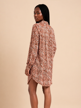 Carregar imagem no visualizador da galeria, Model Back: Uv Line Shirtdress Chemise Tie Dye Pitanga Upf50+
