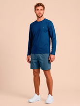 Carregar imagem no visualizador da galeria, Model Front: Uv Line Rash Guard Longsleeve Uvpro Masc Cobalt Upf50+
