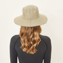 Carregar imagem no visualizador da galeria, Model Back: Uv Line Floppy Hat Hat Lyon Nac L Fem Kaki Upf50+
