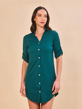 Carregar imagem no visualizador da galeria, Model Front: Uv Line Shirtdress Shirtdress Copenhagen Petroleo Upf50+
