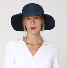 Carregar imagem no visualizador da galeria, Model Front: Uv Line Floppy Hat Hat Lyon Nac L Fem Navy Blue Upf50+
