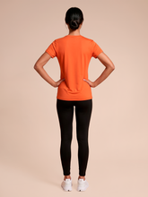 Carregar imagem no visualizador da galeria, Model Back: Uv Line Beach Top T-Shirt Uvpro Fem Pitanga Upf50+
