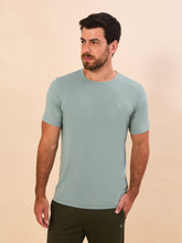 Carregar imagem no visualizador da galeria, Model Front: Uv Line T-Shirt For Men T-Shirt New Fit Masc Verde Agua Upf50+
